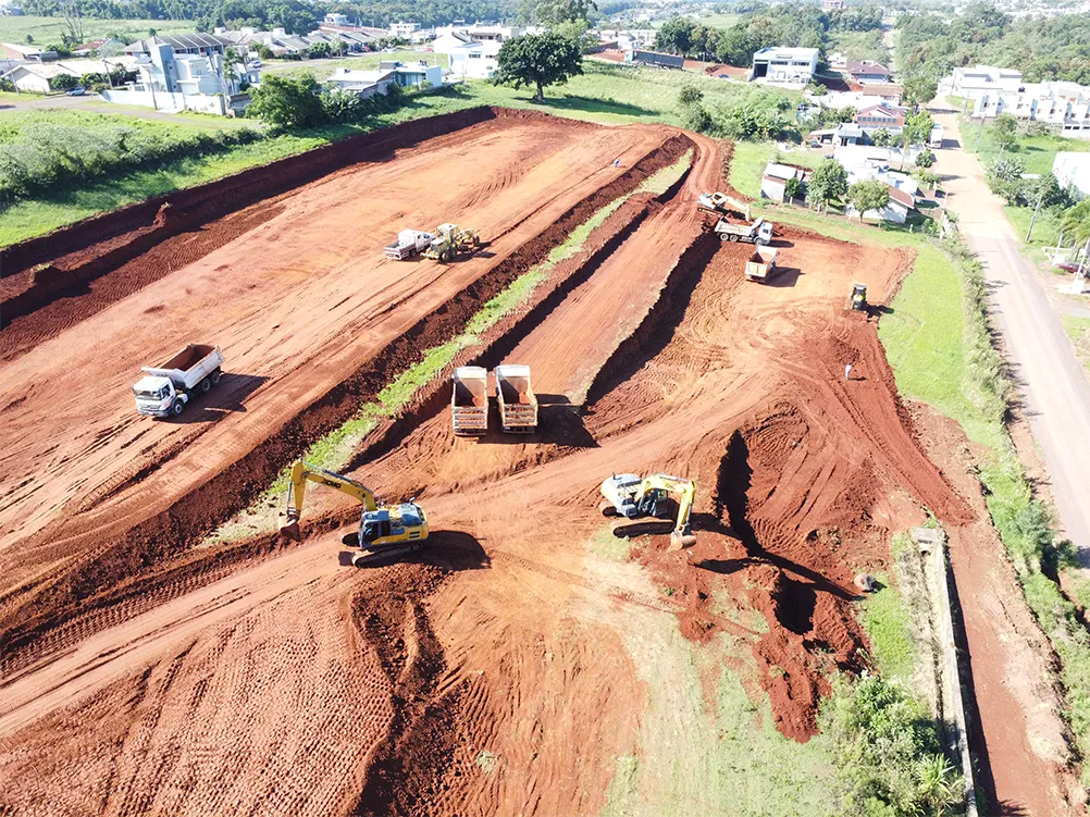 Máquinas de terraplenagem em ação