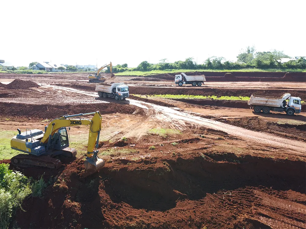 Equipe operando máquina de terraplenagem